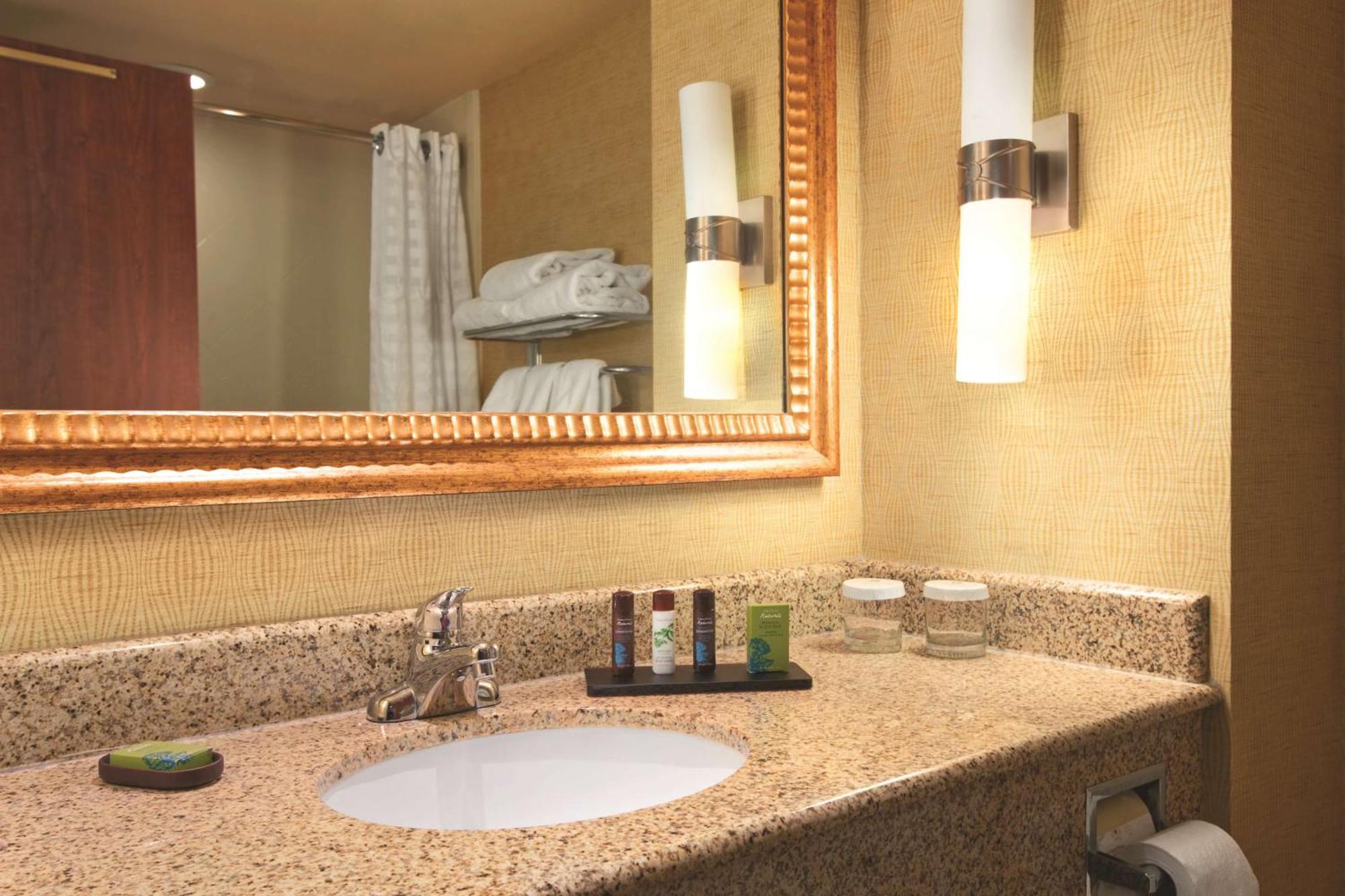 Embassy Suites East Peoria Hotel And Riverfront Conference Center Zewnętrze zdjęcie